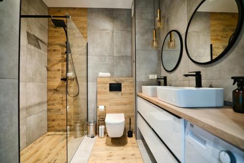 Un baño con ducha, lavabo e inodoro. en Dolce Vita by Housine, en Zator