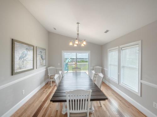 Un comedor con mesa y sillas en Eagles Landing, en Surf City
