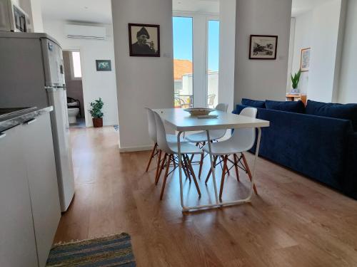 a kitchen and living room with a table and chairs at Casa Irene in Aveiro