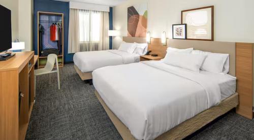 莫德斯托的住宿－Spark by Hilton Modesto，酒店客房配有两张床和一张书桌