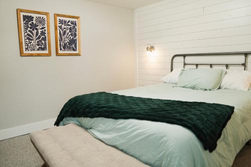 Krevet ili kreveti u jedinici u objektu Charming home in the heart of Sulphur