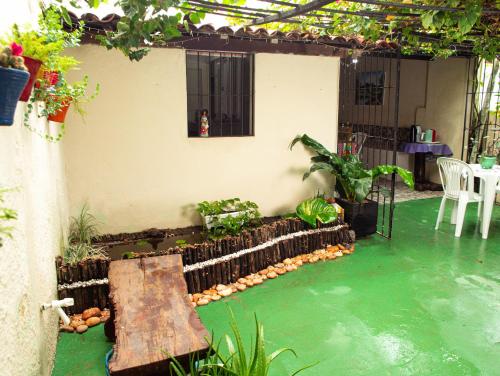 eine Terrasse mit einer Bank vor einem Haus in der Unterkunft Pousada Residencial Porto de Galinhas in Porto De Galinhas
