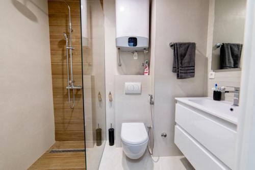 ein Badezimmer mit Dusche, Toilette und Waschbecken in der Unterkunft Old Town Heaven 3-bedroom apartment with balcony in Sarajevo