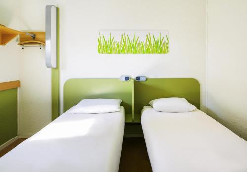 Кровать или кровати в номере ibis budget Romorantin