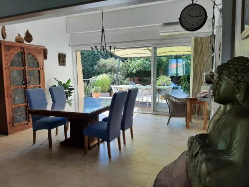 une salle à manger avec une table et un buste dans l'établissement Appartement avec jardin et piscine, à Roquebrune-sur Argens
