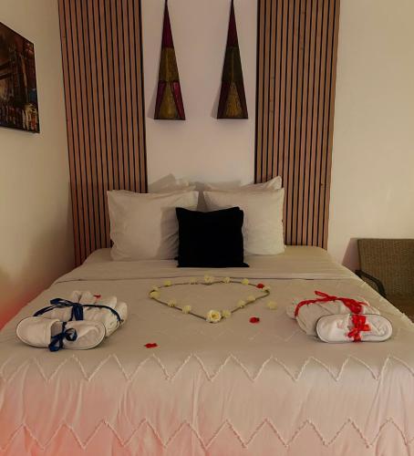 - un lit avec deux serviettes de chaton dans l'établissement Appartement jacuzzi maison spa, à Paris