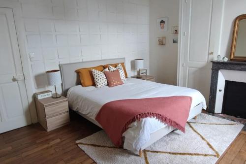 En eller flere senge i et værelse på La Villa Bénédictins avec piscine