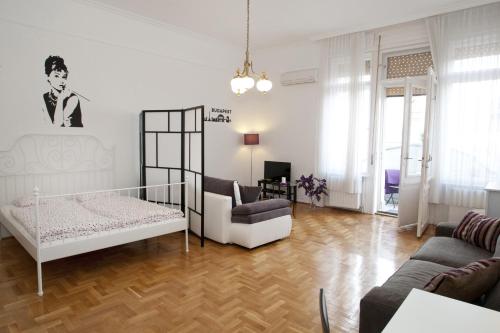 ブダペストにあるAlice Apartmentのリビングルーム(ベッド1台、ソファ付)