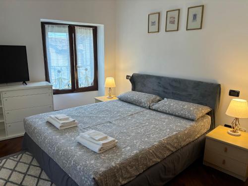 a bedroom with a bed with two towels on it at Incantevole appartamento in Moniga