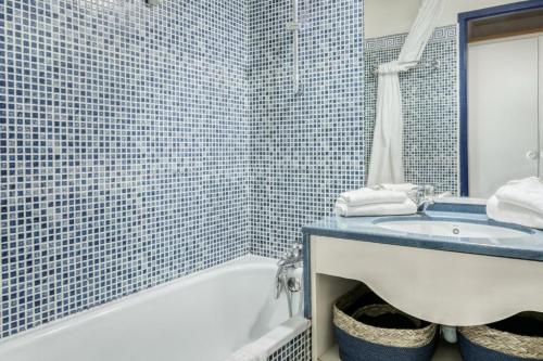 une salle de bain avec une baignoire blanche et un lavabo dans l'établissement Résidence Port Bourgenay - maeva Home - Appartement 2 pièces 4 personnes avec balcon vue lac - Sélection - super Home MAE-2751, à Talmont-Saint-Hilaire