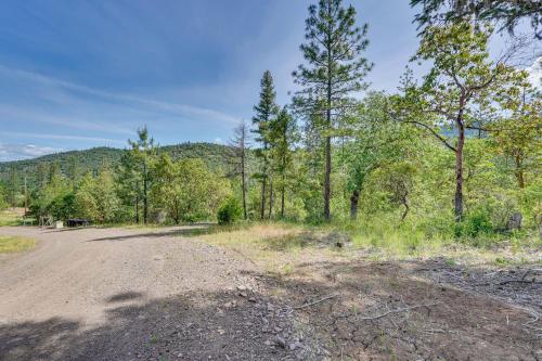 an empty road with trees and a mountain in the background at Hiking Trail On-Site Mtn-View Eagle Point Retreat in Eagle Point