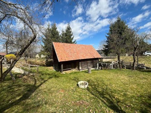 a small house with a red roof in a field at Ferienhaus Kirchberg am Wechsel in Tratten