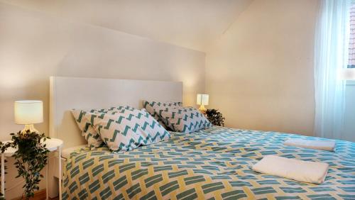 een slaapkamer met een bed met 2 kussens erop bij Central modern Lyse Fjord apartment in Stavanger