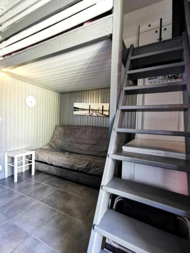 une chambre avec un lit superposé et un escalier dans l'établissement Résidence Cabestans Et - Studio 071, au Barcarès