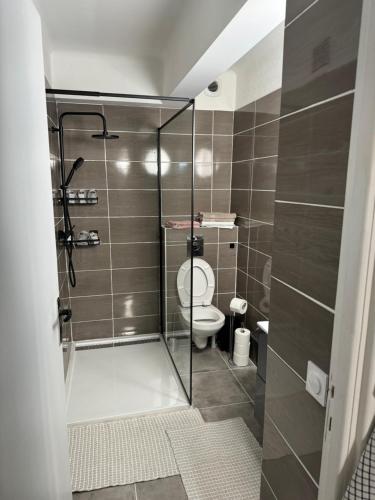 une salle de bain avec toilettes et douche en verre dans l'établissement Studio à Nice - 10 min de la plage, à Nice