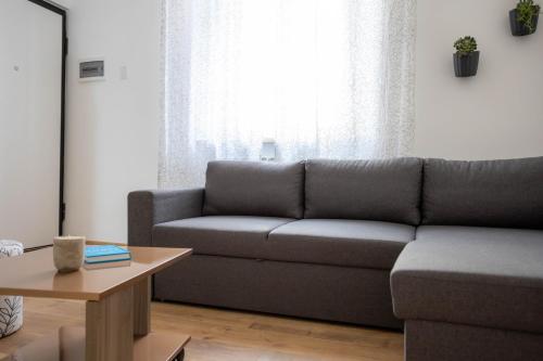 una sala de estar con un sofá y una mesa en Lagom Comfort Home, en Ancona