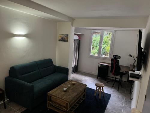 un salon avec un canapé et une table dans l'établissement Studio à Nice - 10 min de la plage, à Nice