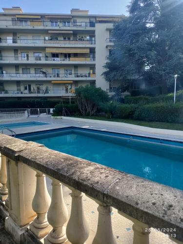 une piscine devant un immeuble dans l'établissement Studio à Nice - 10 min de la plage, à Nice