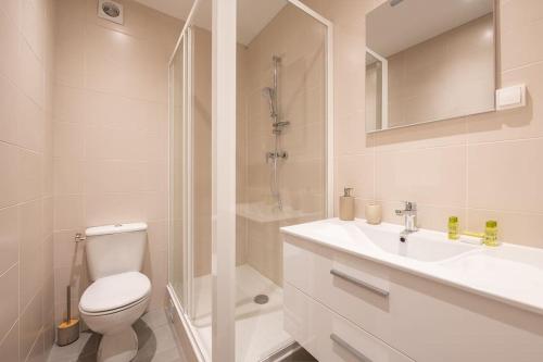 a bathroom with a toilet and a shower and a sink at Maison en Centre-Ville - Neuilly in Neuilly-sur-Seine