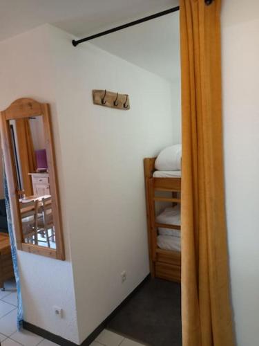 une chambre avec un miroir et un placard avec des serviettes dans l'établissement Appartement Cosy proche St lary et Loudenvielle, à Arreau