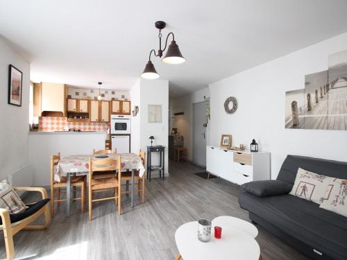 un salon avec un canapé et une table dans l'établissement Appartement F2 6 couchages centre-ville proche thermes - FR-1-415-15, à Le Mont-Dore