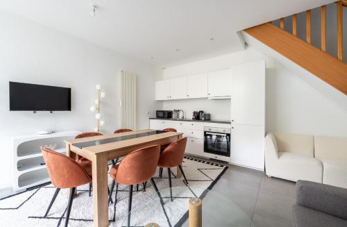 une cuisine et une salle à manger avec une table et des chaises dans l'établissement Maison en Centre-Ville - Neuilly, à Neuilly-sur-Seine