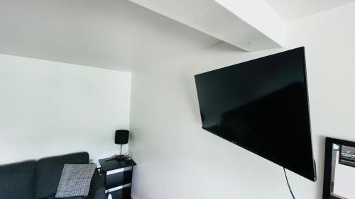 uma televisão de ecrã plano pendurada numa parede em Comfy Home em Trail