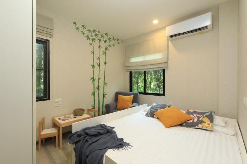Ένα ή περισσότερα κρεβάτια σε δωμάτιο στο The Title Residencies Naiyang by Beringela