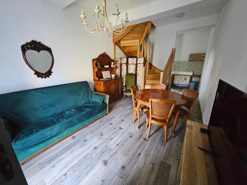 un salon avec un canapé et une table dans l'établissement Domaine VILLECARLA Gîte 1, Canal du Midi Carcassonne, à Villedubert