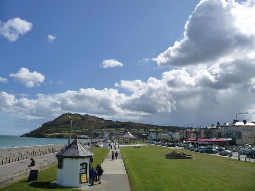 a view of a beach with people walking on a sidewalk at Bray Head B&B in Bray