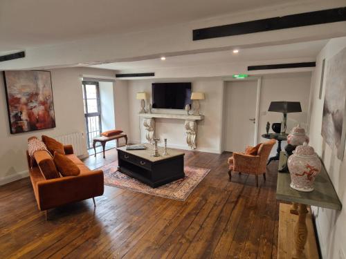 カーリングフォードにあるDarcy Magee Apartment No1のソファとテーブルのあるリビングルーム