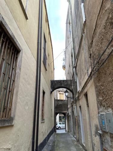 an alley with an archway between two buildings at Sotto l'Arco in Acireale