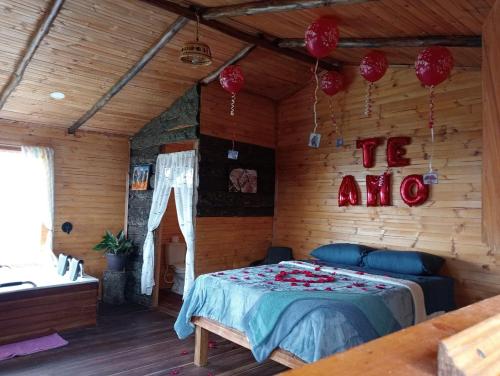 a bedroom with a bed and a sign that says i am at Cabaña Bella Vista - Arbeláez in Arbeláez