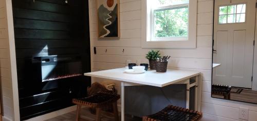 una pequeña cocina con mesa blanca y sillas en Couples Retreat: King Bed:Hot tub:Firepit & More en Blue Ridge