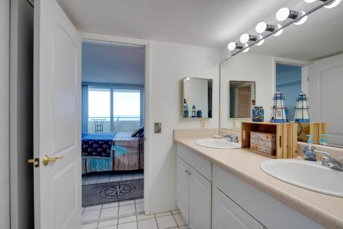 Un baño con dos lavabos y un espejo. en Gulf-Front Views Coastal Hudson Condo!, en Hudson