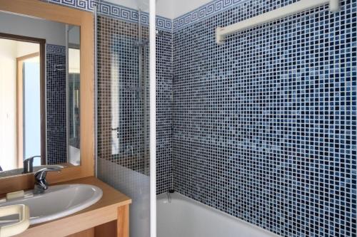 une salle de bain avec un lavabo et un miroir dans l'établissement Résidence Port Bourgenay - maeva Home - Appartement 2 Pièces 5 Personnes - Sélection MAE-8605, à Talmont-Saint-Hilaire