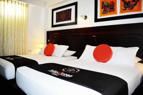 Una cama o camas en una habitación de InkaOcean Hotel