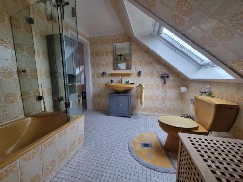 Ένα μπάνιο στο Deisterblick Ferienwohnung am Benther Berg