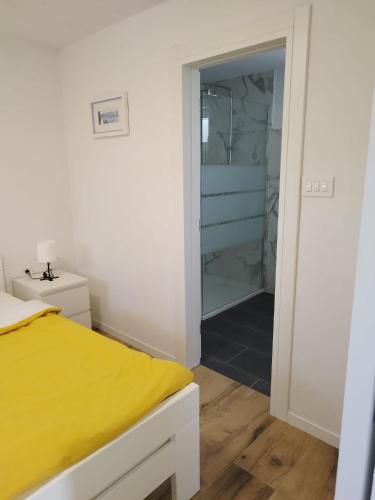 Ένα ή περισσότερα κρεβάτια σε δωμάτιο στο Apartmani Božava