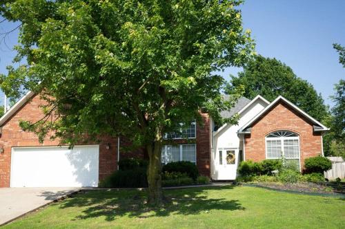 Jardín al aire libre en Walking distance to Coler MTN Bike - 3BR 2BA