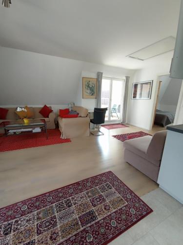 een woonkamer met een bank en een tafel bij Peaceful Apartment- 3 Zi- Loggia & Garden in Blankenese- in Hamburg