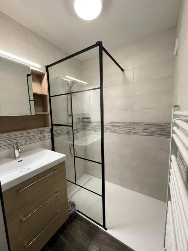 une salle de bain avec une douche en verre et un lavabo dans l'établissement Résidence Port Bourgenay - maeva Home - Appartement 2 Pièces 5 Personnes - Sélection MAE-3254, à Talmont-Saint-Hilaire