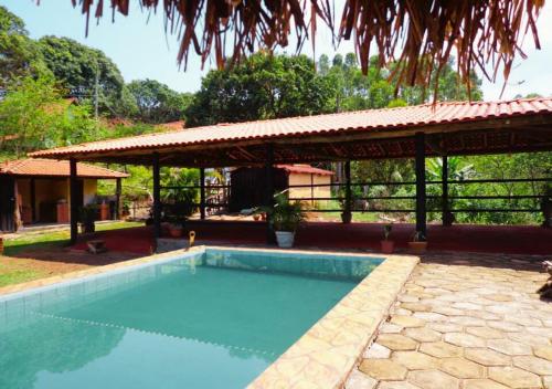 una piscina frente a una casa en Pousada Rural Vargem do Cedro, en Belo Vale