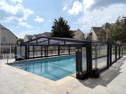 - un pavillon au-dessus d'une piscine dans une maison dans l'établissement Appartement Tout Confort à Arzon - Proche Plage du Fogeo, Commerces et Activités - FR-1-639-30, à Arzon