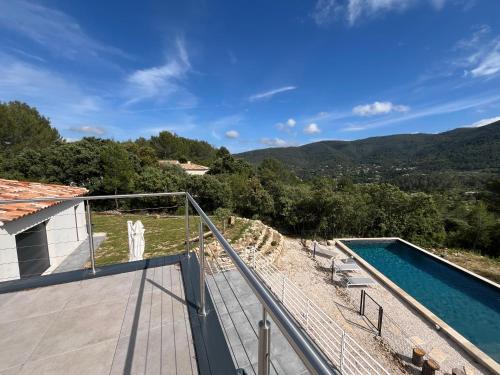 - une vue depuis le balcon d'une maison avec piscine dans l'établissement Villa neuve SOLLIES TOUCAS, à Solliès-Toucas