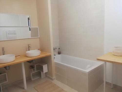 une salle de bain avec deux lavabos et une baignoire dans l'établissement Villa neuve SOLLIES TOUCAS, à Solliès-Toucas