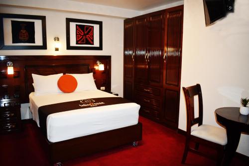 Una cama o camas en una habitación de InkaOcean Hotel