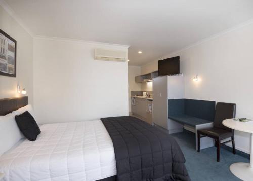 Una cama o camas en una habitación de Quality Inn Napier