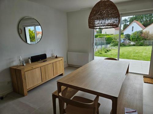 une salle à manger avec une table et un miroir dans l'établissement CAP GRIS NEZ Maison 6 pers, à Audinghen
