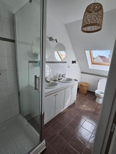 une salle de bain avec deux lavabos et une douche dans l'établissement CAP GRIS NEZ Maison 6 pers, à Audinghen